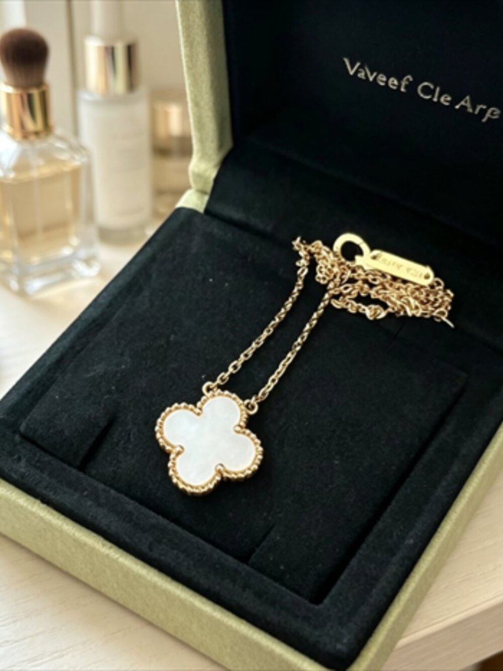 ✨Van Cleef & Arpels White Necklace✨